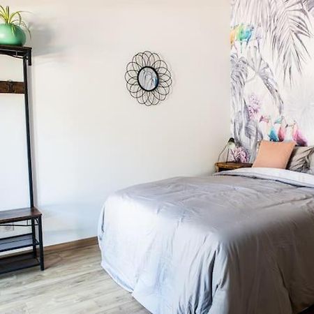 Chambre Tropicale Privee Au Coeur D'Un Village Calme Et Proche Du Vignoble Vinzelles Luaran gambar